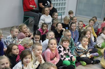 Wieluń: Biblioteka Miejska zaprosiła dzieci na spotkanie z fotografem Piotrem Pabisiakiem